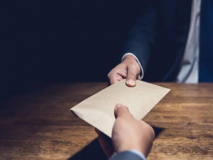 Finally, a case has been registered against the retired clerk of the Municipal Corporation | अखेर महापालिकेतील निवृत्त लिपिकाविरुद्ध गुन्हा दाखल Finally, a case has been registered against the retired clerk of the Municipal Corporation | अखेर महापालिकेतील निवृत्त लिपिकाविरुद्ध गुन्हा दाखल