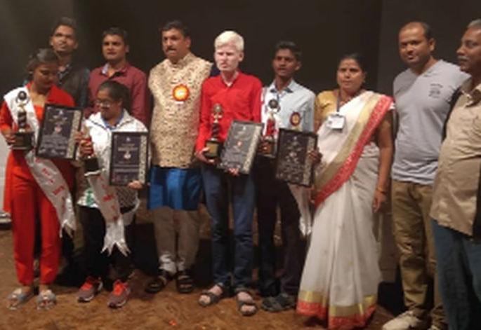 Award for handicapped student with disabilities | दिव्यांग विद्यार्थ्याला हस्तकलेत पुरस्कार
