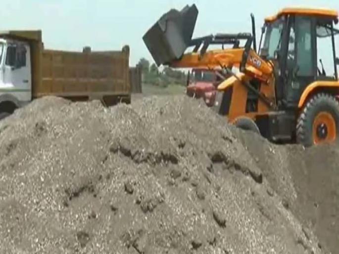 transportation of sand by road; Crime against two | चाेरट्या मार्गाने वाळूची वाहतूक; दाेघांविरुद्ध गुन्हा, निलंगा महसूल विभागाची कारवाई... transportation of sand by road; Crime against two | चाेरट्या मार्गाने वाळूची वाहतूक; दाेघांविरुद्ध गुन्हा, निलंगा महसूल विभागाची कारवाई...