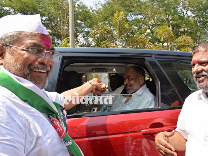 Raju Shetty, who went to file the nomination papers gave Hasan Mushrif and Vinay Kore hands | ..अन् राजू शेट्टींचा मुश्रीफ, कोरेंच्या हातात हात Raju Shetty, who went to file the nomination papers gave Hasan Mushrif and Vinay Kore hands | ..अन् राजू शेट्टींचा मुश्रीफ, कोरेंच्या हातात हात