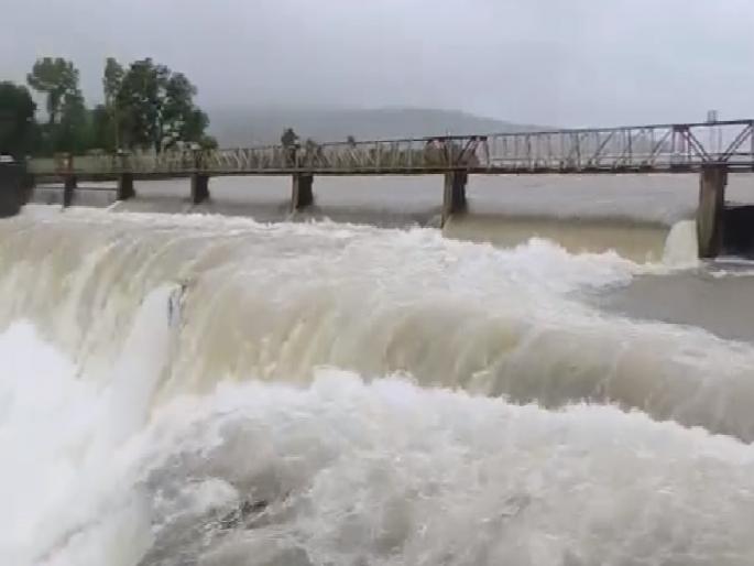 Four automatic gates of Radhanagari dam opened, increasing water level of Panchganga in kolhapur | Kolhapur: राधानगरी धरणाचे पाच स्वयंचलित दरवाजे उघडले, ८५४० क्यूसेक विसर्ग सुरु; पंचगंगेच्या पातळीत वाढ होणार Four automatic gates of Radhanagari dam opened, increasing water level of Panchganga in kolhapur | Kolhapur: राधानगरी धरणाचे पाच स्वयंचलित दरवाजे उघडले, ८५४० क्यूसेक विसर्ग सुरु; पंचगंगेच्या पातळीत वाढ होणार