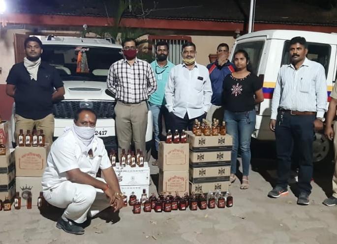 Illegal liquor traffic from Scorpio during lockdown: 8.5 million issues seized | लॉकडाऊन काळात स्कॉर्पिओमधून अवैध दारूची वाहतूक : साडेआठ लाखाचा मुद्देमाल जप्त Illegal liquor traffic from Scorpio during lockdown: 8.5 million issues seized | लॉकडाऊन काळात स्कॉर्पिओमधून अवैध दारूची वाहतूक : साडेआठ लाखाचा मुद्देमाल जप्त