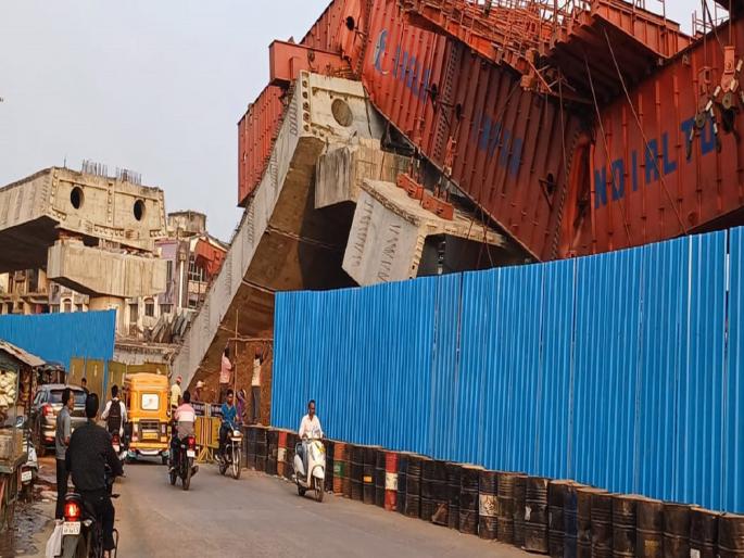 The part of the collapsed flyover in Chiplun is still intact | चिपळुणातील कोसळलेल्या उड्डाणपुलाचा भाग अजून तसाच The part of the collapsed flyover in Chiplun is still intact | चिपळुणातील कोसळलेल्या उड्डाणपुलाचा भाग अजून तसाच