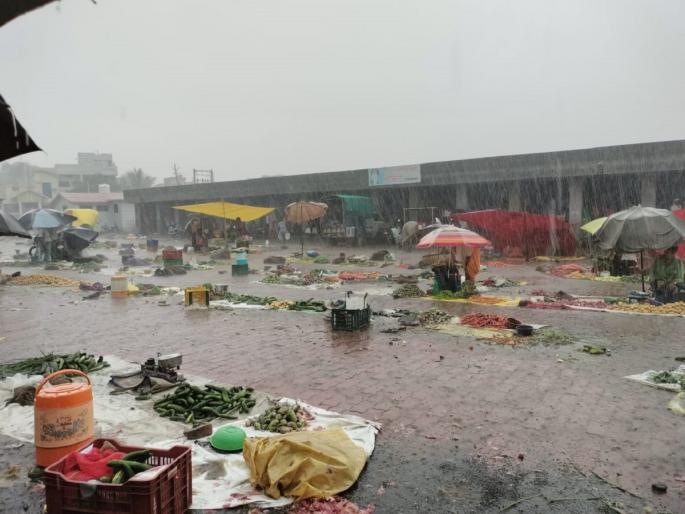 Unseasonal rain disrupted the market; Farmers loss, time to throw vegetables in the market | अवकाळी पावसाने बाजार विस्कटला; शेतकऱ्यांचे नुकसान, भाजीपाला फेकून देण्याची वेळ Unseasonal rain disrupted the market; Farmers loss, time to throw vegetables in the market | अवकाळी पावसाने बाजार विस्कटला; शेतकऱ्यांचे नुकसान, भाजीपाला फेकून देण्याची वेळ