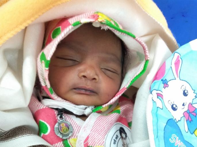 Parents arrested who through baby on road | देवतारी त्याला कोण मारी; बाळाला बेवारसपणे सोडणाऱ्या आई वडिलांना अटक Parents arrested who through baby on road | देवतारी त्याला कोण मारी; बाळाला बेवारसपणे सोडणाऱ्या आई वडिलांना अटक