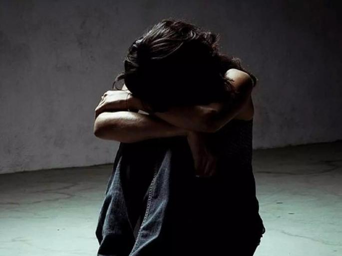 Class teacher molested student, wife busted after seeing WhatsApp chat | वर्गशिक्षकाने केला विद्यार्थिनीवर अत्याचार, पत्नीने व्हॉटस्अप चॅटींग पाहून केला भंडाफोड