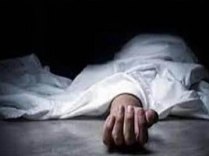 Car blew up while crossing road, Carpenter killed | रस्ता ओलांडताना कारने उडविले, कारपेंटर ठार Car blew up while crossing road, Carpenter killed | रस्ता ओलांडताना कारने उडविले, कारपेंटर ठार