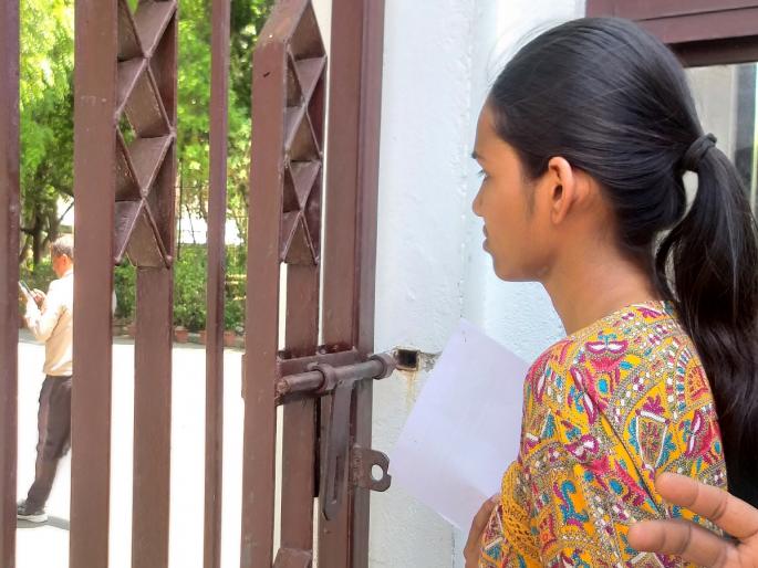 Five minutes late, missed 'neet' exam | पाच मिनिट लेट झाली, ‘नीट’लाच मुकली: विनंती करूनही दिला नाही प्रवेश Five minutes late, missed 'neet' exam | पाच मिनिट लेट झाली, ‘नीट’लाच मुकली: विनंती करूनही दिला नाही प्रवेश