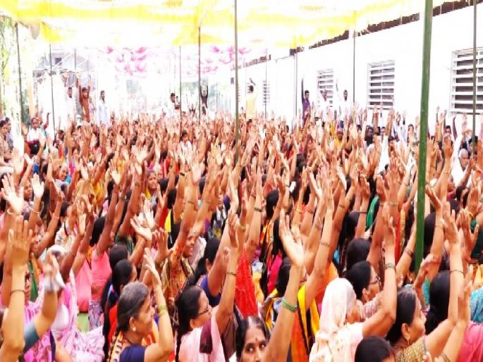 police camp in pandhri; Visit of Collector, SP | पांढरीत पोलिसांचा डेरा; जिल्हाधिकारी, एसपींची भेट; शांततेचे आवाहन police camp in pandhri; Visit of Collector, SP | पांढरीत पोलिसांचा डेरा; जिल्हाधिकारी, एसपींची भेट; शांततेचे आवाहन