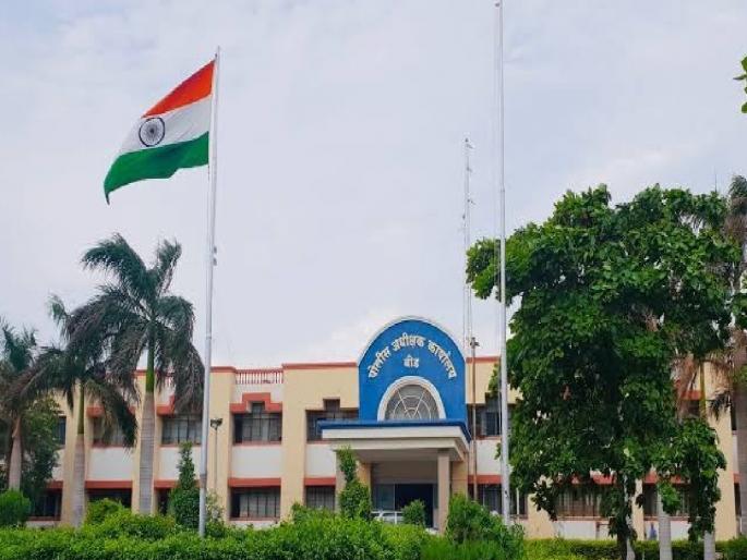 Police took sick leave and promoted wife in election | वाह रे वाह पोलिस; आजारी सांगून रजा घेतली अन् बायकोचा प्रचार केला Police took sick leave and promoted wife in election | वाह रे वाह पोलिस; आजारी सांगून रजा घेतली अन् बायकोचा प्रचार केला