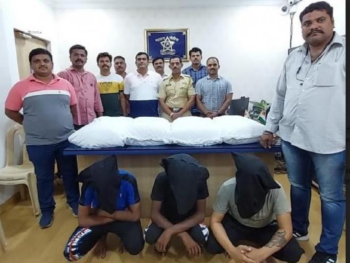 3 persons arrested with 42 kg ganja | ४२ किलो गांजासह ३ जणांना अटक 3 persons arrested with 42 kg ganja | ४२ किलो गांजासह ३ जणांना अटक