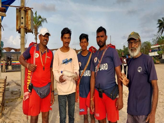 snake came to the Juhu beach, caught by lifeguards and handed over to forest department | जुहू बीचवर आला नागोबा, जीवरक्षकांनी पकडून वनखात्याच्या स्वाधीन केले snake came to the Juhu beach, caught by lifeguards and handed over to forest department | जुहू बीचवर आला नागोबा, जीवरक्षकांनी पकडून वनखात्याच्या स्वाधीन केले
