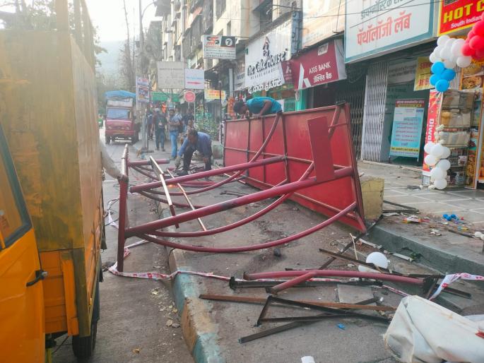 TMT bus stop in Thane hit by Tempo | वाहनावरील ताबा सुटला: ठाण्यात टेम्पाेच्या धडकेने टीएमटी बस थांबा काेसळला TMT bus stop in Thane hit by Tempo | वाहनावरील ताबा सुटला: ठाण्यात टेम्पाेच्या धडकेने टीएमटी बस थांबा काेसळला