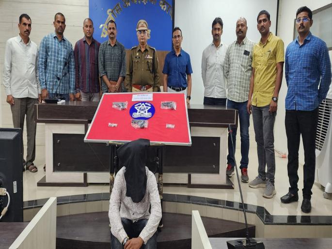 A criminal caught with three guns in Beed | बीडमध्ये तीन गावठी कट्ट्यांसह अट्टल गुन्हेगार पकडला A criminal caught with three guns in Beed | बीडमध्ये तीन गावठी कट्ट्यांसह अट्टल गुन्हेगार पकडला