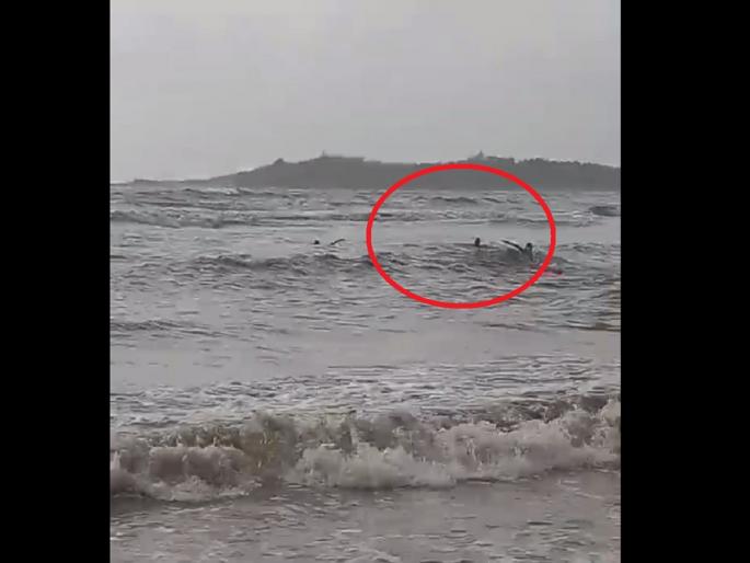 19 people drowning on the dangerous Aksa beach were saved by lifeguards, despite the request of the lifeguards, the police kept the beach open! | डेंजरस आकसा बीचवर बुडणाऱ्या १९ जणांना जीवरक्षकांनी वाचवले 19 people drowning on the dangerous Aksa beach were saved by lifeguards, despite the request of the lifeguards, the police kept the beach open! | डेंजरस आकसा बीचवर बुडणाऱ्या १९ जणांना जीवरक्षकांनी वाचवले