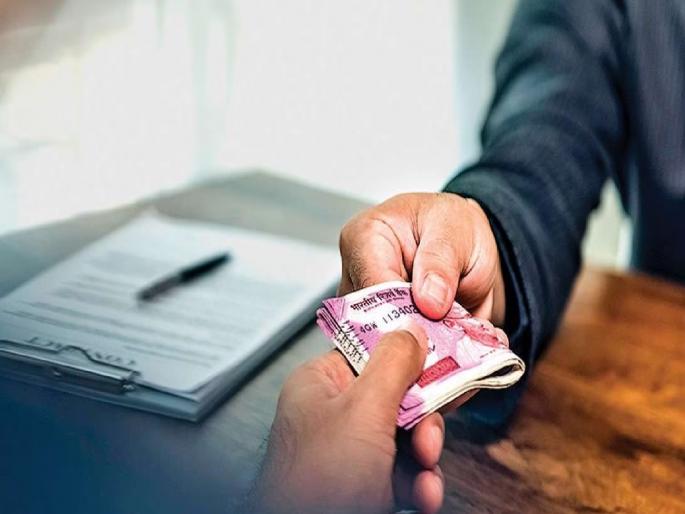 Liftman was taking bribe for approval of medical bill | वैद्यकीय बिल मंजुरीसाठी लिफ्टमन घेत होता लाच Liftman was taking bribe for approval of medical bill | वैद्यकीय बिल मंजुरीसाठी लिफ्टमन घेत होता लाच