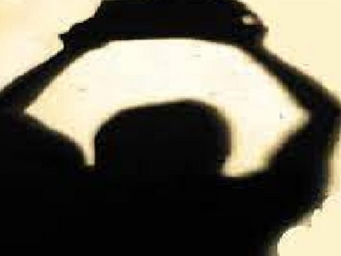 A rickshaw driver was stoned on the head for not paying for the liquor | दारूसाठी पैसे दिले नाही म्हणून रिक्षा चालकाच्या डोक्यात दगड घातला A rickshaw driver was stoned on the head for not paying for the liquor | दारूसाठी पैसे दिले नाही म्हणून रिक्षा चालकाच्या डोक्यात दगड घातला