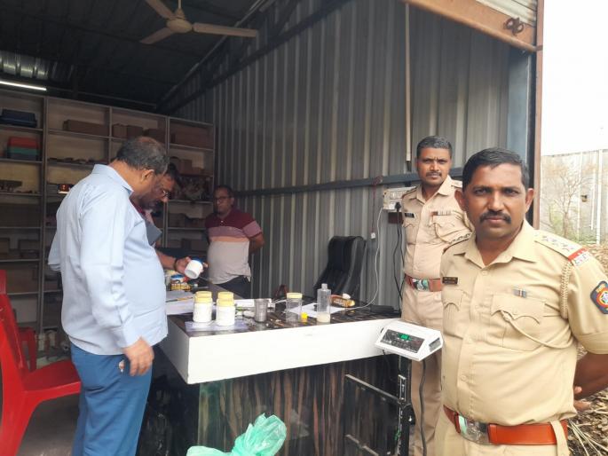 13 thousand kg powder for making adulterated milk seized in Beed | भेसळयुक्त दूध बनविण्यासाठीचे 20 हजार 310 किलो पावडर जप्त, बीड जिह्यात खळबळ 13 thousand kg powder for making adulterated milk seized in Beed | भेसळयुक्त दूध बनविण्यासाठीचे 20 हजार 310 किलो पावडर जप्त, बीड जिह्यात खळबळ