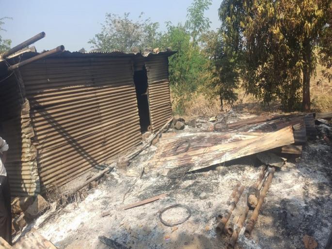Farm burned, household materials destroyed | शेतवस्तीला आग, संसारपयोगी साहित्य खाक Farm burned, household materials destroyed | शेतवस्तीला आग, संसारपयोगी साहित्य खाक