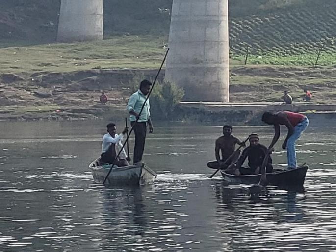 Porga went swimming, misjudged deep water, lost his life! | पोरगा पोहायला गेला, खोल पाण्याचा अंदाज चुकला, आयुष्याला मुकला! Porga went swimming, misjudged deep water, lost his life! | पोरगा पोहायला गेला, खोल पाण्याचा अंदाज चुकला, आयुष्याला मुकला!