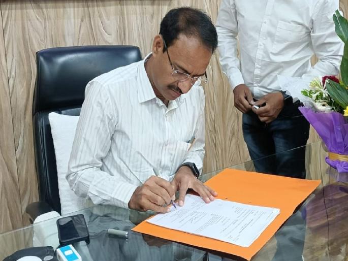 Dr. Sunil Lahne accepted the post of commissioner | डाॅ.सुनिल लहाने यांनी स्वीकारली आयुक्तपदाची सुत्रे Dr. Sunil Lahne accepted the post of commissioner | डाॅ.सुनिल लहाने यांनी स्वीकारली आयुक्तपदाची सुत्रे