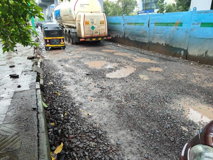 potholes on Ghodbunder road at the beginning of rains: Thanekars suffer from traffic jams | पावसाच्या सुरवातीलाच घोडबंदर रस्ता खड्डेमय: ठाणेकरांना वाहतूक कोंडीचा मन:स्ताप potholes on Ghodbunder road at the beginning of rains: Thanekars suffer from traffic jams | पावसाच्या सुरवातीलाच घोडबंदर रस्ता खड्डेमय: ठाणेकरांना वाहतूक कोंडीचा मन:स्ताप