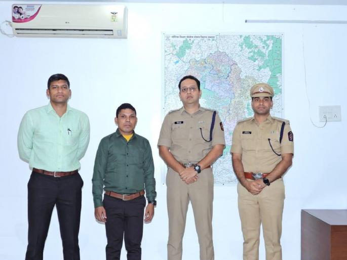 Surrender of Naxalite with 7 lakh reward | ७ लाखाचे बक्षी असलेल्या नक्षलवाद्याचे आत्मसमर्पण : ११ वर्षापासून नक्षल चळवळीत होता सक्रीय Surrender of Naxalite with 7 lakh reward | ७ लाखाचे बक्षी असलेल्या नक्षलवाद्याचे आत्मसमर्पण : ११ वर्षापासून नक्षल चळवळीत होता सक्रीय