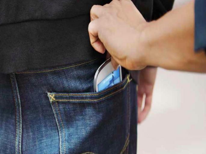 Five mobile phone thieves arrested in four days, action of railway police | चार दिवसात पाच मोबाईलचोरटे अटक, रेल्वे पोलिसांची कामगिरी Five mobile phone thieves arrested in four days, action of railway police | चार दिवसात पाच मोबाईलचोरटे अटक, रेल्वे पोलिसांची कामगिरी