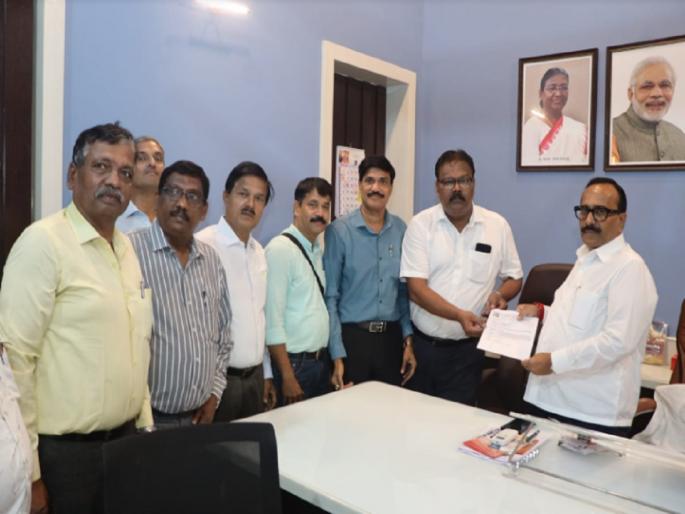 BDD works at a snail's pace; The housing minister will take up tree felling | बीडीडीचे काम कासव गतीने; गृहनिर्माण मंत्री घेणार झाडाझडती BDD works at a snail's pace; The housing minister will take up tree felling | बीडीडीचे काम कासव गतीने; गृहनिर्माण मंत्री घेणार झाडाझडती