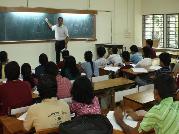 Only 10 colleges care about the regular salary of professors! | प्राध्यापकांच्या नियमित पगाराची फक्त १० महाविद्यालयांना काळजी!
