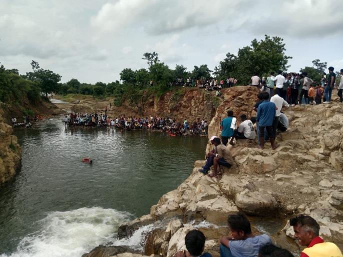 Called mother and dive into pond, dead body found | आईला फोन करून डोहात उतरला, मृतदेहच हाती आला Called mother and dive into pond, dead body found | आईला फोन करून डोहात उतरला, मृतदेहच हाती आला