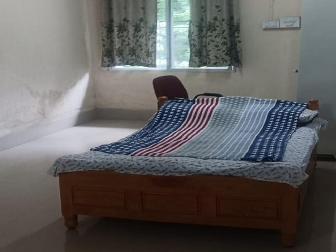 verification deputy commissioner made a bedroom in the office itself | पडताळणी उपायुक्तांनी कार्यालयातच बनवले बेडरूम verification deputy commissioner made a bedroom in the office itself | पडताळणी उपायुक्तांनी कार्यालयातच बनवले बेडरूम