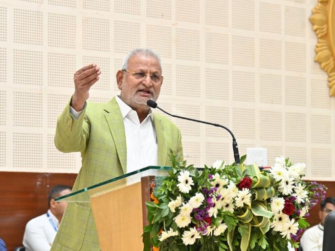 Even beggars don't take a single rupee; but we provide insurance to farmers, Agriculture Minister's controversial statement | भिकारीसुद्धा एक रुपया घेत नाही; पण आम्ही शेतकऱ्यांना विमा देताे, कृषिमंत्र्यांचे वादग्रस्त वक्तव्य Even beggars don't take a single rupee; but we provide insurance to farmers, Agriculture Minister's controversial statement | भिकारीसुद्धा एक रुपया घेत नाही; पण आम्ही शेतकऱ्यांना विमा देताे, कृषिमंत्र्यांचे वादग्रस्त वक्तव्य