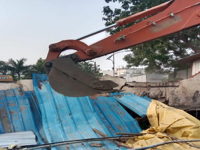 4 truckloads of materials seized in encroachment operation | अतिक्रमण कारवाईत ४ ट्रक साहित्य जप्त 4 truckloads of materials seized in encroachment operation | अतिक्रमण कारवाईत ४ ट्रक साहित्य जप्त