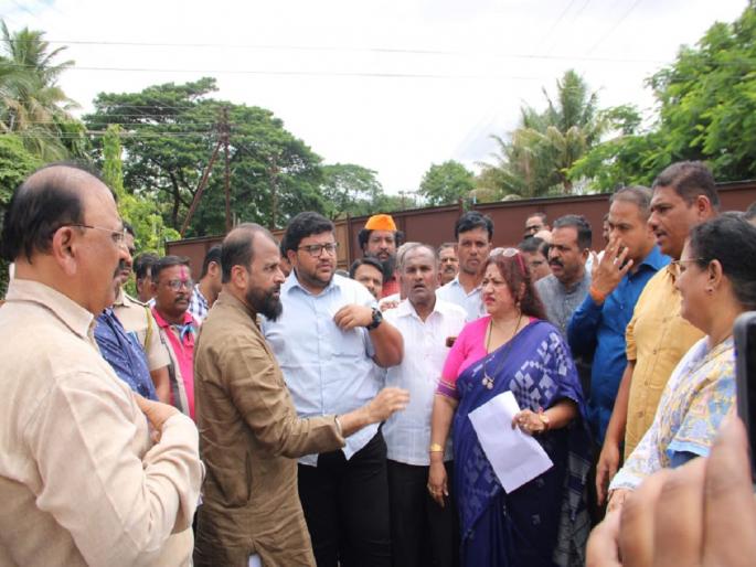 The work of Panchsheelnagar railway bridge was stopped due to the opposition of various organizations including the BJP | पंचशीलनगर रेल्वे पुलाचे काम बंद पाडले, भाजपसह विविध संघटनांचा विरोध The work of Panchsheelnagar railway bridge was stopped due to the opposition of various organizations including the BJP | पंचशीलनगर रेल्वे पुलाचे काम बंद पाडले, भाजपसह विविध संघटनांचा विरोध