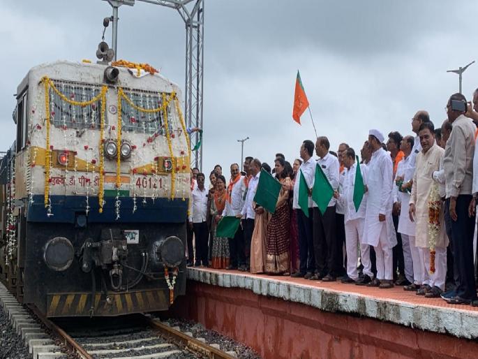 Akola to Pandharpur special train on the occasion of Ashadhi | आषाढीच्या पर्वावर अकाेला ते पंढरपूर विशेष रेल्वेला हिरवी झेंडी Akola to Pandharpur special train on the occasion of Ashadhi | आषाढीच्या पर्वावर अकाेला ते पंढरपूर विशेष रेल्वेला हिरवी झेंडी