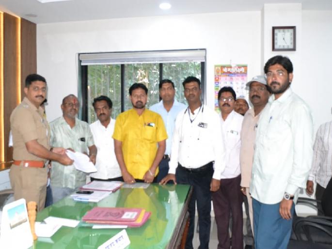 Attack on the employee asking for the answer for keeping the electricity switched off during the cricket match, the organization is aggressive | क्रिकेट मॅचवेळी वीज बंद ठेवल्याचा जाब विचारत कर्मचाऱ्यावर हल्ला, संघटना आक्रमक Attack on the employee asking for the answer for keeping the electricity switched off during the cricket match, the organization is aggressive | क्रिकेट मॅचवेळी वीज बंद ठेवल्याचा जाब विचारत कर्मचाऱ्यावर हल्ला, संघटना आक्रमक