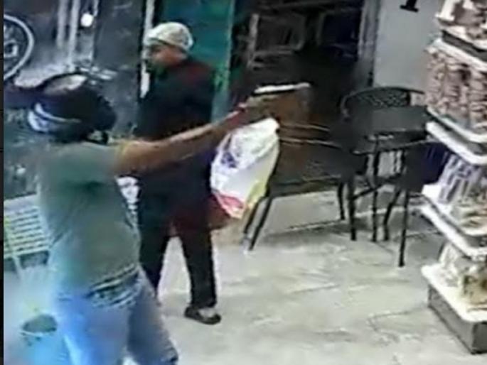 A pistol was intercepted by breaking into the shop, an attempt to fire three times failed to avert an accident | दुकानात घुसून रोखले पिस्तुल, तीनवेळा गोळी झाडण्याचा प्रयत्न अयशस्वी ठरल्याने दुर्घटना टळली A pistol was intercepted by breaking into the shop, an attempt to fire three times failed to avert an accident | दुकानात घुसून रोखले पिस्तुल, तीनवेळा गोळी झाडण्याचा प्रयत्न अयशस्वी ठरल्याने दुर्घटना टळली