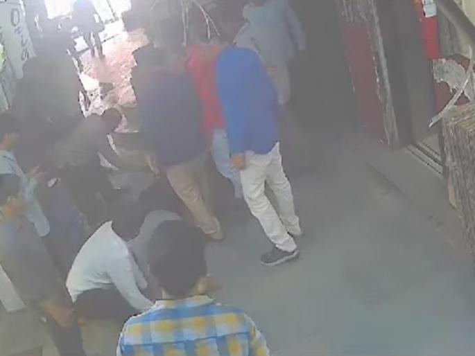 rajkot trader dies of heart attack having chest pain fell on ground cctv | धक्कादायक! अचानक छातीत दुखू लागलं अन् 'ते' खाली कोसळले; हार्ट अटॅकने मृत्यू rajkot trader dies of heart attack having chest pain fell on ground cctv | धक्कादायक! अचानक छातीत दुखू लागलं अन् 'ते' खाली कोसळले; हार्ट अटॅकने मृत्यू