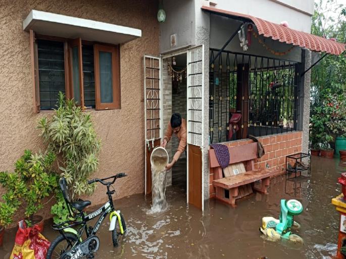 Rain water entered houses and shops in Sangli | सांगलीत घरांत, दुकानांमध्ये पावसाचे पाणी घुसले Rain water entered houses and shops in Sangli | सांगलीत घरांत, दुकानांमध्ये पावसाचे पाणी घुसले