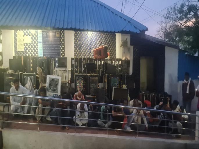 six online gambling busted in Hinganghat | हिंगणघाटात एकाच वेळी सहा ऑनलाईन जुगार अड्ड्यावर छापा six online gambling busted in Hinganghat | हिंगणघाटात एकाच वेळी सहा ऑनलाईन जुगार अड्ड्यावर छापा