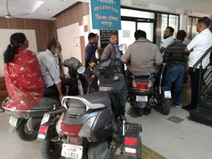 Disabled persons locked the office of social welfare officers | दिव्यागांनी समाजकल्याण अधिकाऱ्यांच्या कार्यालयाला ठोकले कुलूप Disabled persons locked the office of social welfare officers | दिव्यागांनी समाजकल्याण अधिकाऱ्यांच्या कार्यालयाला ठोकले कुलूप