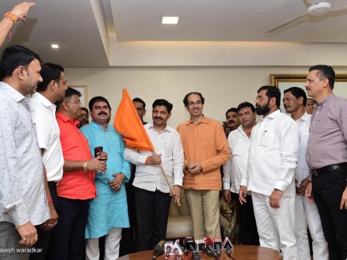 MLA Vilas Tare joined Shiv Sena, went to 'Matoshree' and built Shivbandhan | आमदार विलास तरे शिवसेनेत, 'मातोश्री'वर जाऊन शिवबंधन बांधले MLA Vilas Tare joined Shiv Sena, went to 'Matoshree' and built Shivbandhan | आमदार विलास तरे शिवसेनेत, 'मातोश्री'वर जाऊन शिवबंधन बांधले
