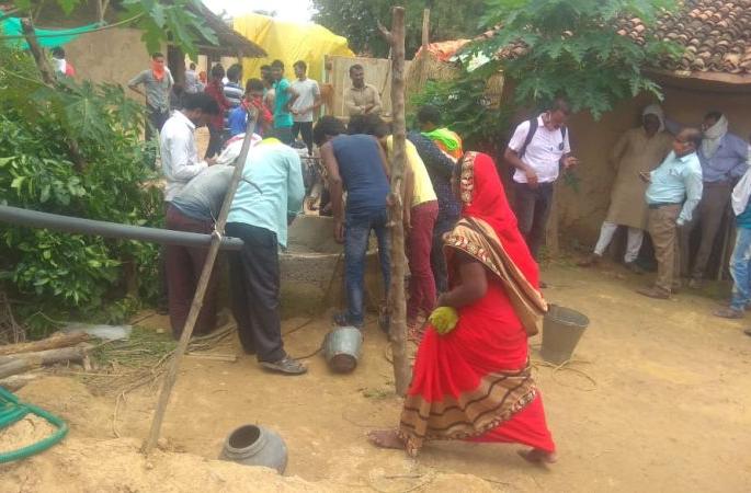 Four people died due to poisonous gas in a well in Gondia district | गोंदिया जिल्ह्यात नव्याने बांधलेल्या विहिरीत गुदमरून पिता-पुत्रासह दोन शेजारी मृत्युमुखी Four people died due to poisonous gas in a well in Gondia district | गोंदिया जिल्ह्यात नव्याने बांधलेल्या विहिरीत गुदमरून पिता-पुत्रासह दोन शेजारी मृत्युमुखी