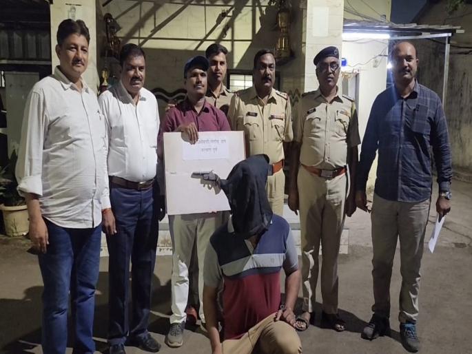 In Kalyan, a criminal was shackled where he came to sell gun | कल्याणमध्ये गावठी कट्टा विकण्यास आलेल्या सराईत गुन्हेगाराला ठोकल्या बेड्या In Kalyan, a criminal was shackled where he came to sell gun | कल्याणमध्ये गावठी कट्टा विकण्यास आलेल्या सराईत गुन्हेगाराला ठोकल्या बेड्या
