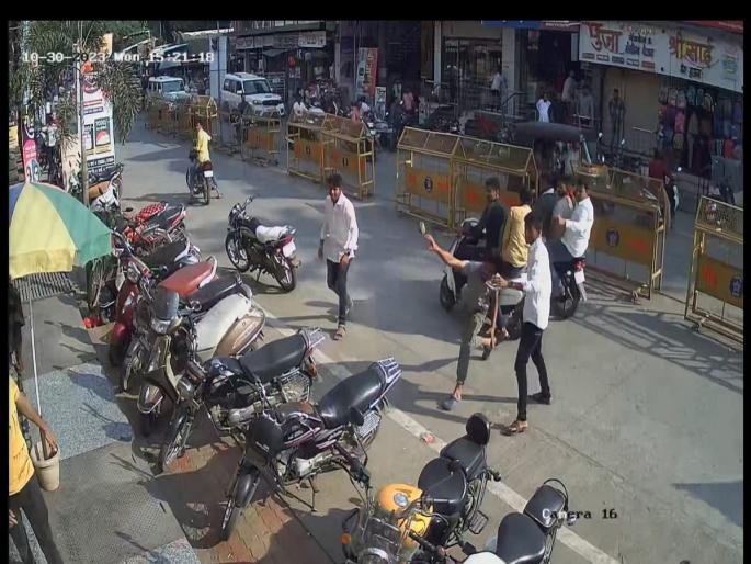 LCB shackled youth who went to Jalgaon after stone pelting and arson in Beed | बीडमध्ये दगडफेक, जाळपोळ करून जळगावला गेलेल्या तरूणाला एलसीबीने ठोकल्या बेड्या LCB shackled youth who went to Jalgaon after stone pelting and arson in Beed | बीडमध्ये दगडफेक, जाळपोळ करून जळगावला गेलेल्या तरूणाला एलसीबीने ठोकल्या बेड्या