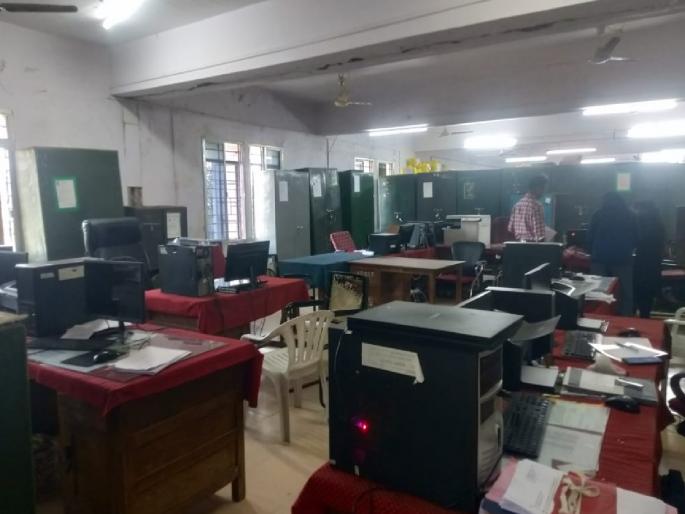Tables, chairs empty; administrative tasks stopped | टेबल, खुर्च्या रिकाम्या; प्रशासकीय कामांचा खाेळंबा Tables, chairs empty; administrative tasks stopped | टेबल, खुर्च्या रिकाम्या; प्रशासकीय कामांचा खाेळंबा