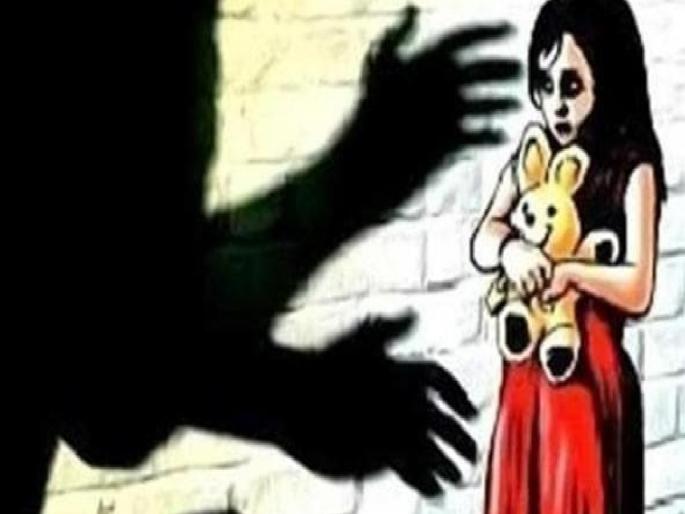minor girl abused and molested by giving two hundred rupees; now girl is six months pregnant | दोनशे रुपये देऊन अत्याचार; १२ वर्षीय मुलगी सहा महिन्यांची गरोदर minor girl abused and molested by giving two hundred rupees; now girl is six months pregnant | दोनशे रुपये देऊन अत्याचार; १२ वर्षीय मुलगी सहा महिन्यांची गरोदर