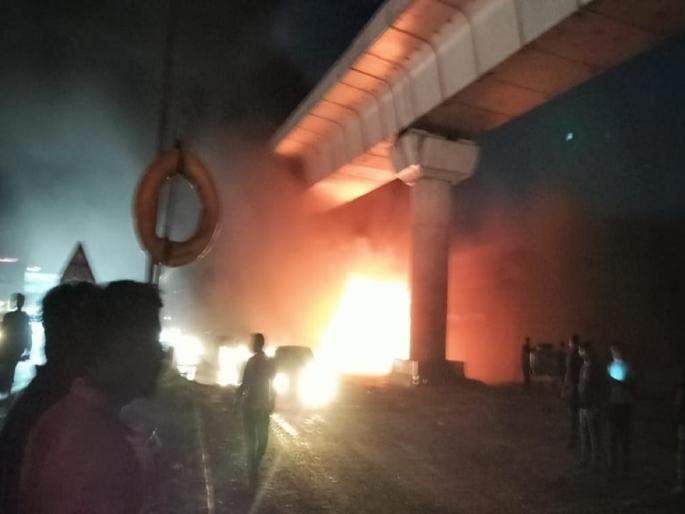 Fire to shops along the highway; Millions of materials consumed | महामार्गालगतच्या दुकानांना आग; लाखोंचे साहित्य खाक Fire to shops along the highway; Millions of materials consumed | महामार्गालगतच्या दुकानांना आग; लाखोंचे साहित्य खाक