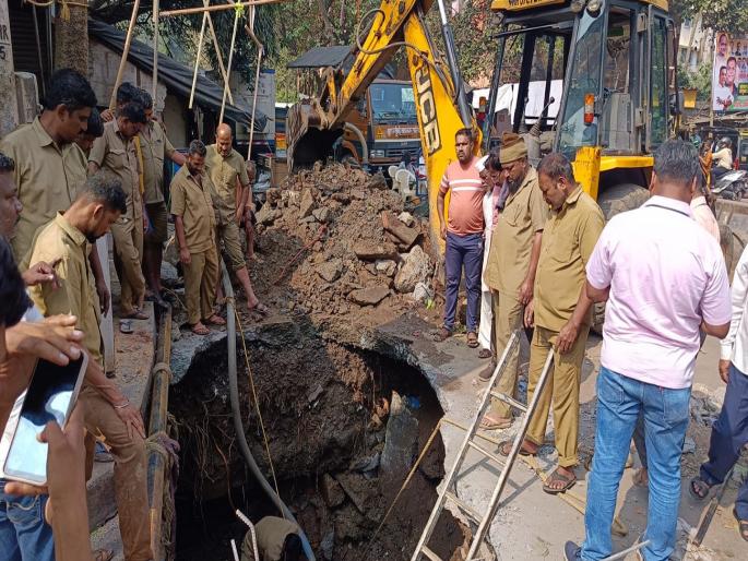 There is a leak in the water channel | जलवाहिनीला लागली गळती, नागरिकांना पाणी जपून वापरण्याचे आवाहन There is a leak in the water channel | जलवाहिनीला लागली गळती, नागरिकांना पाणी जपून वापरण्याचे आवाहन